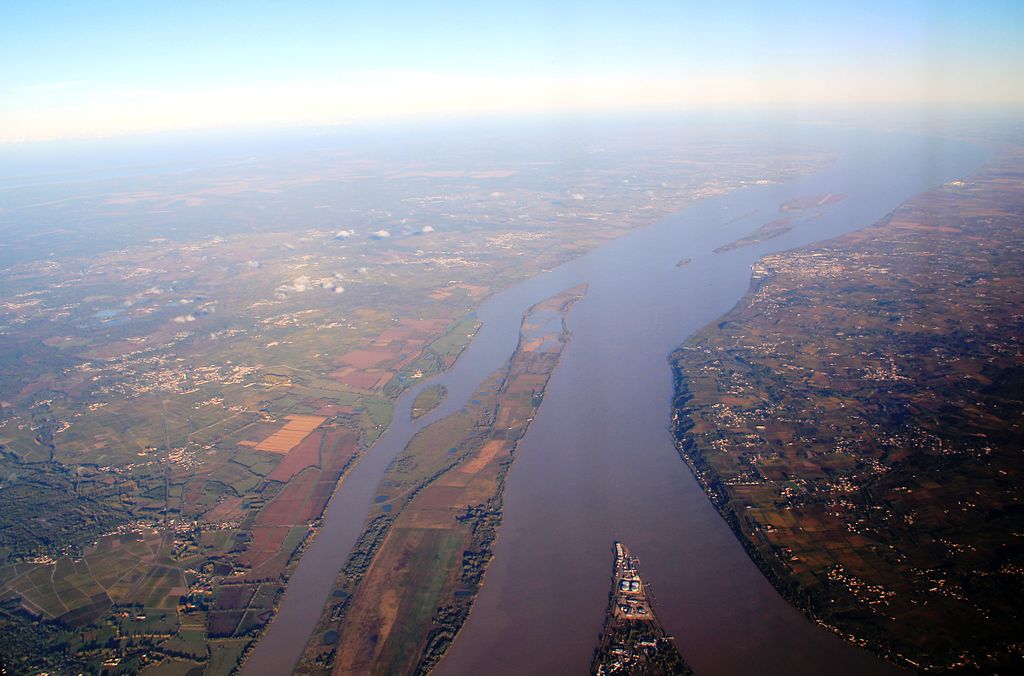 Aerial view of the Gironde estuary in Aquitaine, France. The rivers Dordogne (right) and Garonne (left) join into the estuary. Photo: Chell Hill, 2010 https://en.wikipedia.org/wiki/Gironde_estuary