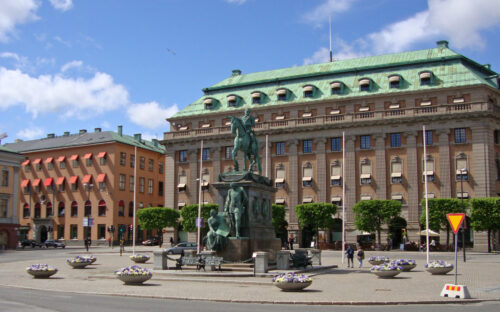 http://www.wikiwand.com/sv/Gustav_Adolfs_torg,_Stockholm