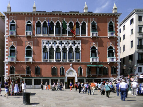 https://en.wikipedia.org/wiki/Hotel_Danieli https://en.wikipedia.org/wiki/Venetian_Gothic_architecture