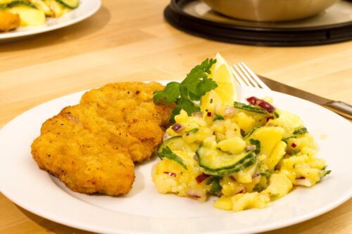 https://pixabay.com/de/photos/schnitzel-kartoffelsalat-essen-645457/