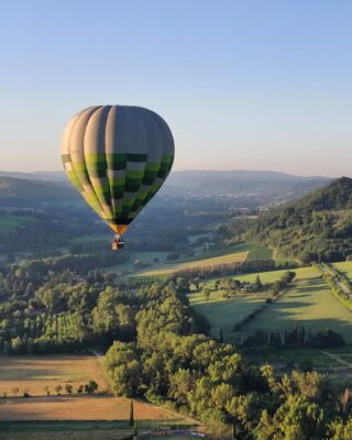 https://www.facebook.com/tuscanyballooning/photos