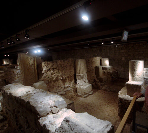 https://commons.wikimedia.org/wiki/Category:Vestiges_of_Barcino_at_Pla%C3%A7a_del_Rei#/media/File:Early_christian_temple_-_Museu_de_la_Ciutat_-_Barcelona_2014_(crop_1).jpg