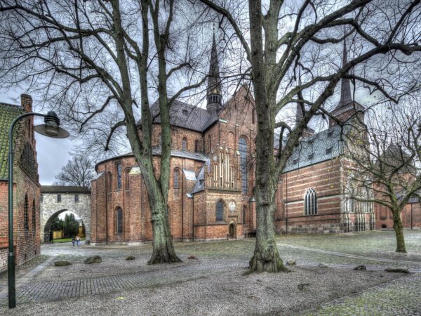 https://pixabay.com/de/photos/dom-kirche-roskilde-d%C3%A4nemark-3607028/