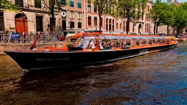 A canal cruise? Hell yes