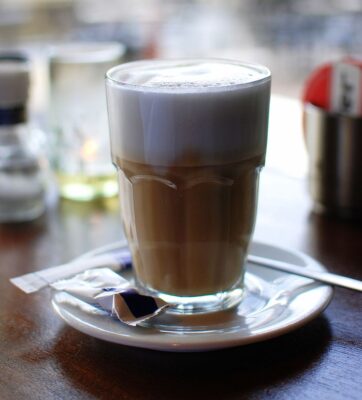 https://commons.wikimedia.org/wiki/File:Koffie_verkeerd_cafe_MP_Amsterdam.jpg