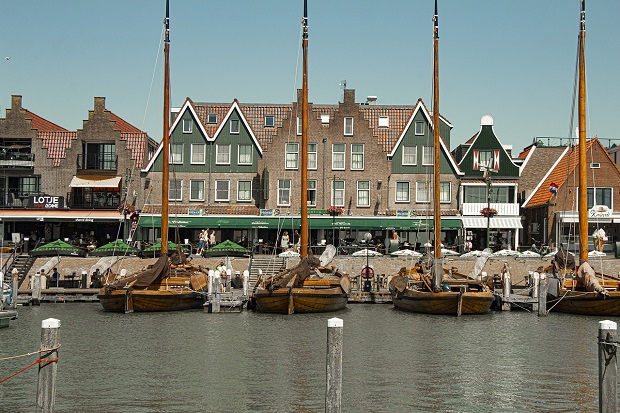 https://pixabay.com/de/photos/volendam-niederlande-holland-wooden-5353097/