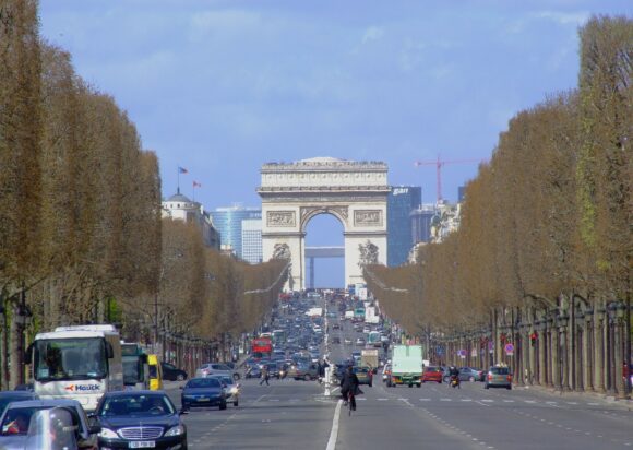 Champs Elysees https://pixabay.com/de/photos/paris-frankreich-triumphbogen-91211/