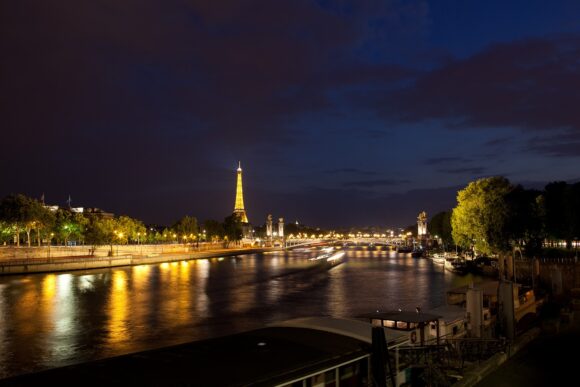 Eiffel Tower https://pixabay.com/de/photos/seine-turm-eiffel-city-nacht-paris-1567383/