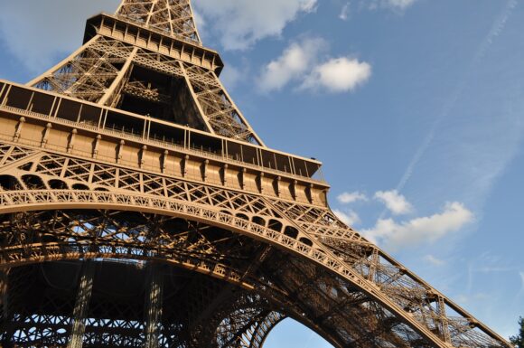 Eiffel Tower https://pixabay.com/de/photos/reisen-paris-stadt-des-lichts-turm-2902737/