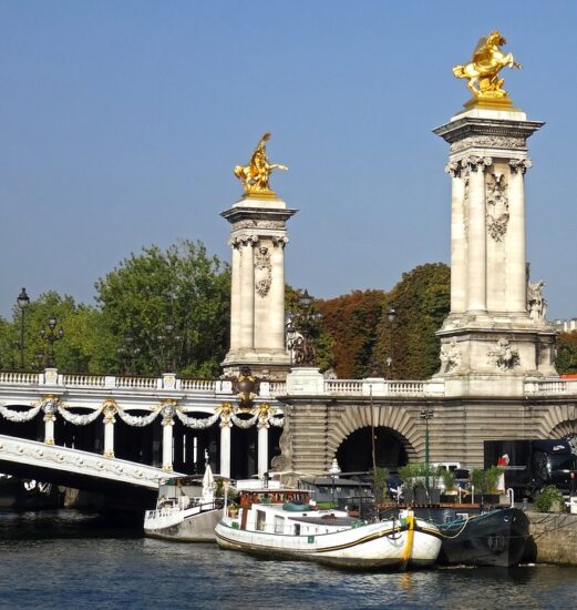 Pont Alexandre III https://pixabay.com/de/photos/paris-spalten-br%C3%BCcke-frankreich-1901061/