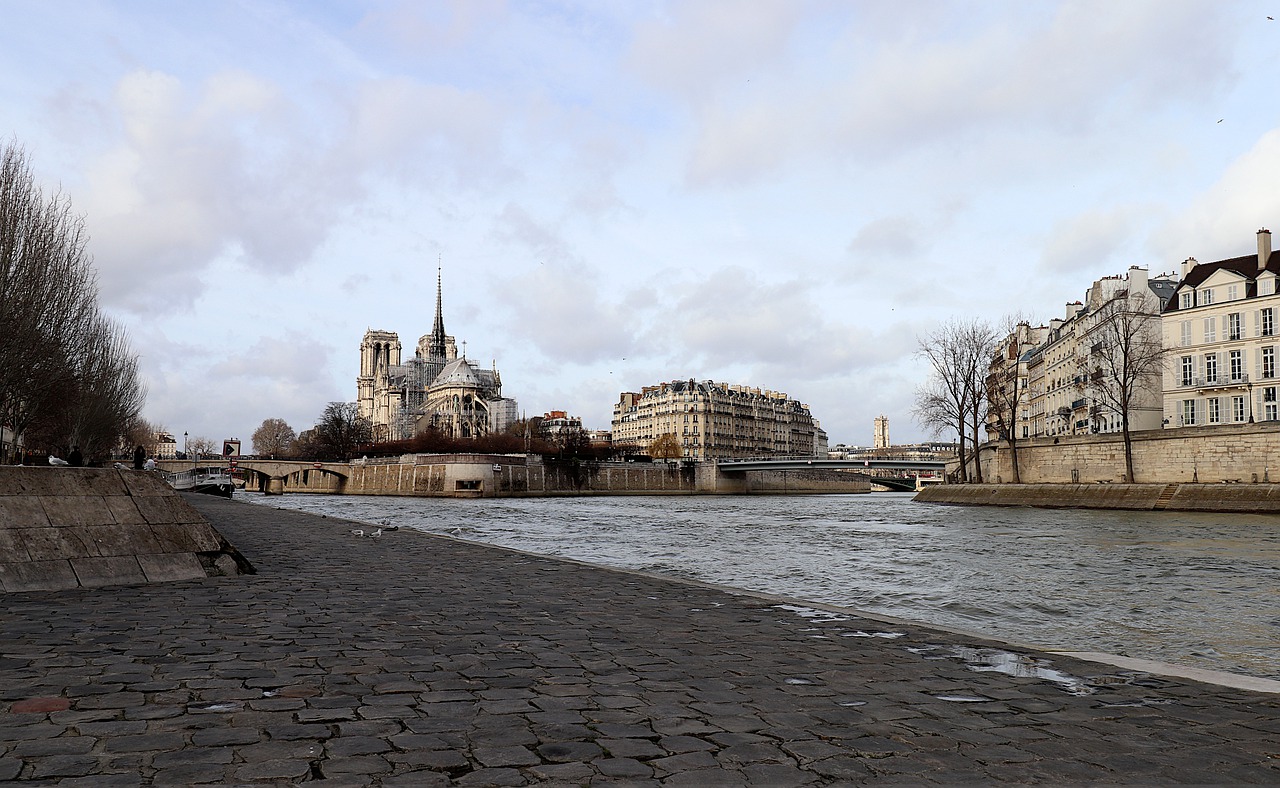 https://pixabay.com/de/photos/paris-frankreich-quai-de-seine-4744828/