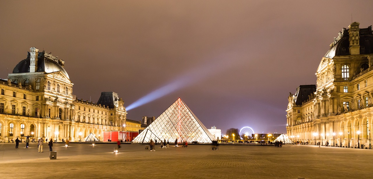 https://pixabay.com/de/photos/louvre-paris-pyramide-architektur-1867919/