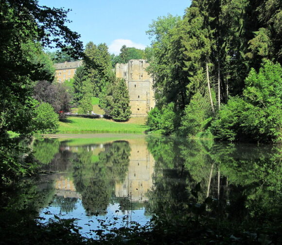 https://commons.wikimedia.org/wiki/Category:Beaufort_Castle_(Luxembourg)#/media/File:Beaufort_altes_Schloss.jpg