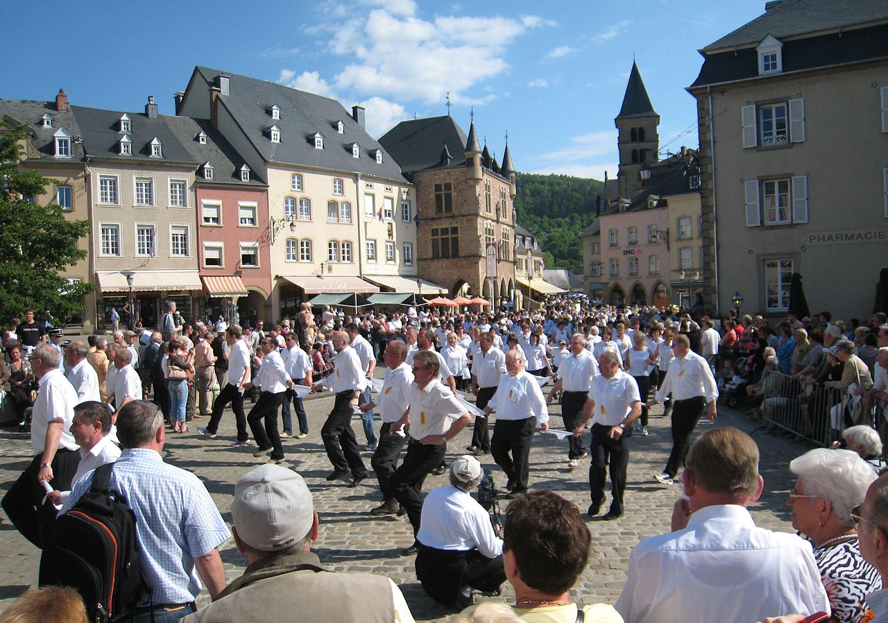 https://en.wikipedia.org/wiki/Dancing_procession_of_Echternach#/media/File:EchternachDancingProcession.jpg