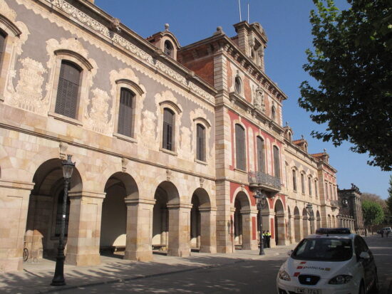 https://commons.wikimedia.org/wiki/Category:Exteriors_of_the_Palace_of_the_Parliament_of_Catalonia#/media/File:Fa%C3%A7ana_Parlament_de_Catalunya.jpg