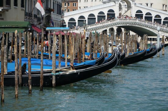 https://pixabay.com/de/photos/venedig-gondel-rialto-boot-wasser-4289726/