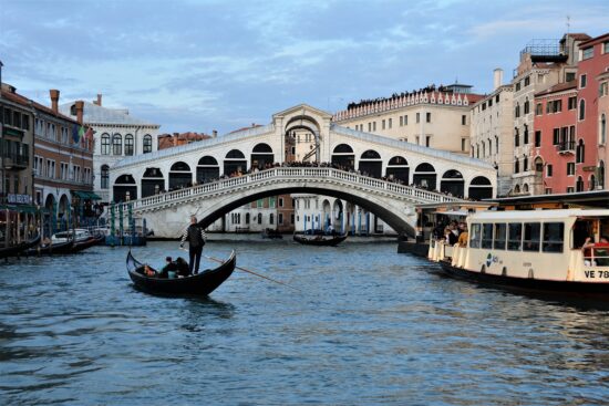 https://pixabay.com/de/photos/italien-venedig-rialto-br%C3%BCcke-4577431/