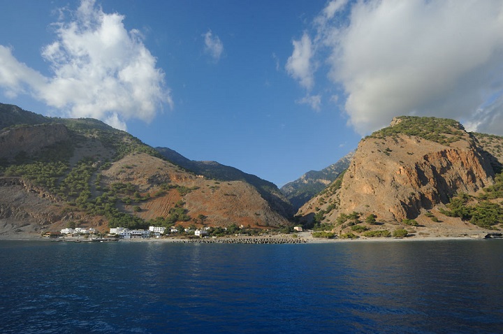 https://commons.wikimedia.org/wiki/Category:Gorge_of_Samaria_Biosphere_Reserve#/media/File:Kreta2013_Soughia_AgiaRoumeli_M%C3%BCndung_der_Tripiti-Schlucht.jpg