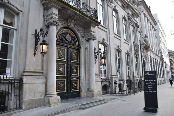 https://commons.wikimedia.org/wiki/Category:Paleis_op_de_Meir,_Antwerp#/media/File:Front_entrance_to_Paleis_op_de_Meir_in_Antwerp.jpg