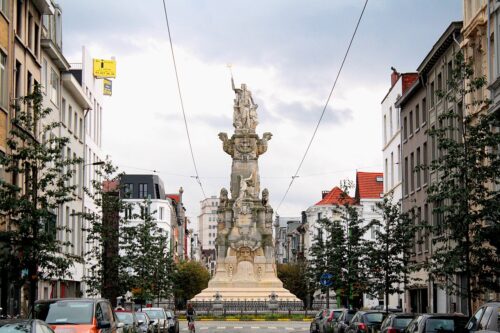 https://commons.wikimedia.org/wiki/Category:Monument_Schelde_Vrij#/media/File:Marnixplaats_vanuit_de_Geuzenstraat.jpg