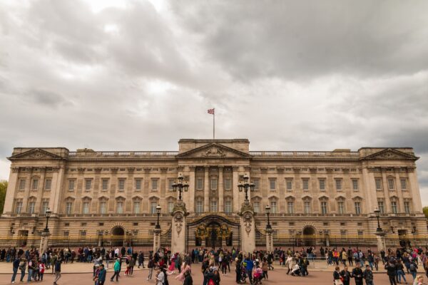 https://pixabay.com/de/photos/buckingham-palace-queen-royals-2254111/