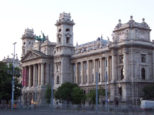 https://en.wikipedia.org/wiki/Ethnographic_Museum_(Budapest)#/media/File:Budapest_Etnographical_museum1.JPG