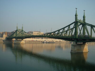 https://en.wikipedia.org/wiki/Liberty_Bridge_(Budapest)