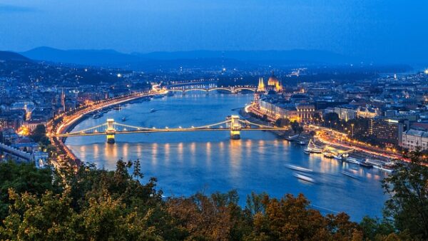 https://pixabay.com/de/photos/budapest-der-szechenyi-chain-bridge-3760434/