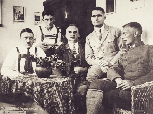 https://en.wikipedia.org/wiki/Landsberg_Prison#/media/File:Hitler,_Maurice,_Kriebel,_Hess,_Weber,_prison_de_Landsberg_en_1924.jpg