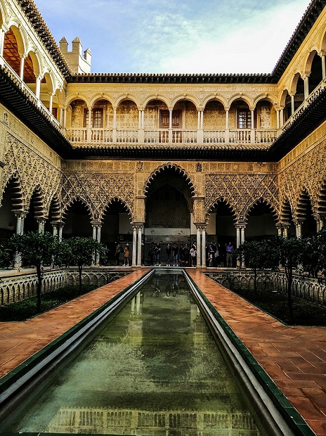 https://commons.wikimedia.org/wiki/Category:Patios_in_the_Alc%C3%A1zar_of_Seville#/media/File:%D9%81%D9%86%D8%A7%D8%A1_%D9%82%D8%B5%D8%B1_%D8%A7%D9%84%D9%85%D8%B9%D8%AA%D9%85%D8%AF_%D8%A8%D9%86_%D8%B9%D8%A8%D8%A7%D8%AF.jpg