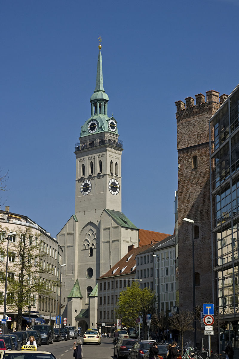 https://commons.wikimedia.org/wiki/Category:Exterior_of_St._Peter_(M%C3%BCnchen)#/media/File:St._Peter_-_Alter_Peter_-_M%C3%BCnchen.jpg