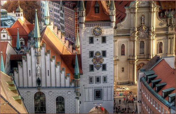 https://commons.wikimedia.org/wiki/Category:View_of_Altes_Rathaus_from_the_New_Town_Hall_Tower#/media/File:Altes_Rathaus,_daneben_Hl.-Geistkirche.jpg