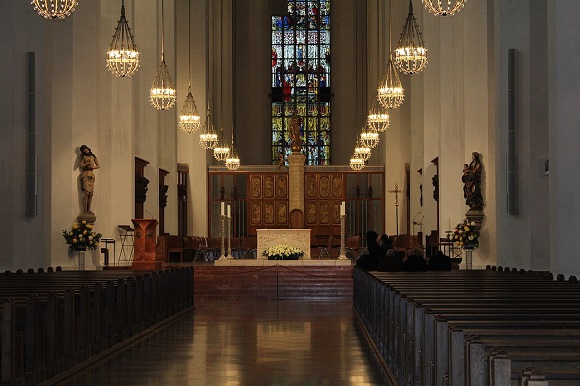 https://commons.wikimedia.org/wiki/Category:Interior_of_Frauenkirche,_Munich#/media/File:Cath%C3%A9drale_Notre-Dame_Int%C3%A9rieur_Munich_5.jpg