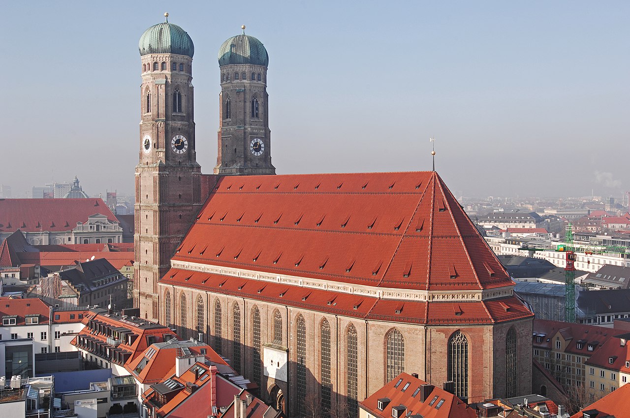 https://commons.wikimedia.org/wiki/Category:Exterior_of_Frauenkirche,_Munich#/media/File:Muefrauenki21122007c99.jpg