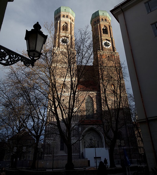 https://commons.wikimedia.org/wiki/Category:West_facade_of_the_Frauenkirche,_Munich#/media/File:Frauenkirche_Muenchen_20131225.jpg