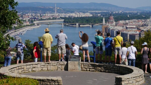 https://pixabay.com/de/photos/touristen-budapest-ungarn-panorama-171604/