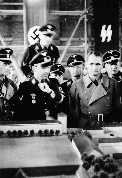 https://en.wikipedia.org/wiki/Heinrich_Himmler#/media/File:Bundesarchiv_Bild_152-08-35,_Dachau,_Konzentrationslager,_Besuch_Himmlers.jpg