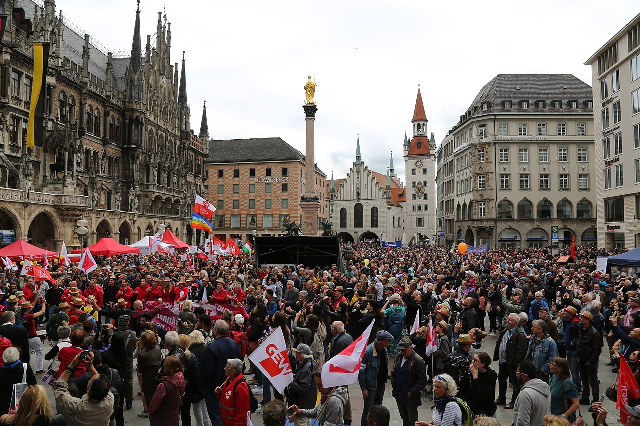 https://commons.wikimedia.org/wiki/Category:Marienplatz_(Munich)#/media/File:1-Mai-2018_1412.jpg