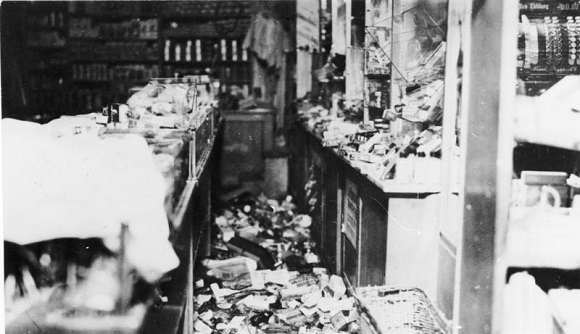 https://commons.wikimedia.org/wiki/Category:Shops_damaged_during_Kristallnacht#/media/File:Bundesarchiv_Bild_119-2671-07,_M%C3%BCnchen,_Kaufhaus_Uhlfelder,_Zerst%C3%B6rungen.jpg