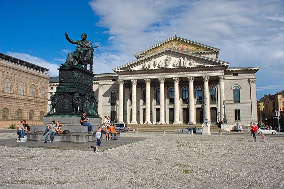 https://commons.wikimedia.org/wiki/Category:Nationaltheater_M%C3%BCnchen#/media/File:Nationaltheater_in_M%C3%BCnchen.JPG