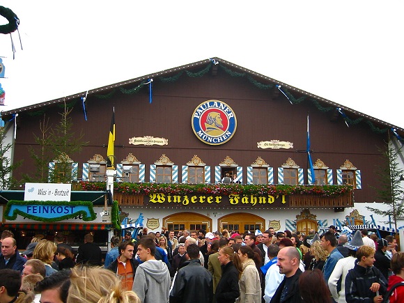 https://commons.wikimedia.org/wiki/Oktoberfest?uselang=de#/media/File:Oktoberfest_2005_-_Paulaner-Festhalle_-_front.jpg