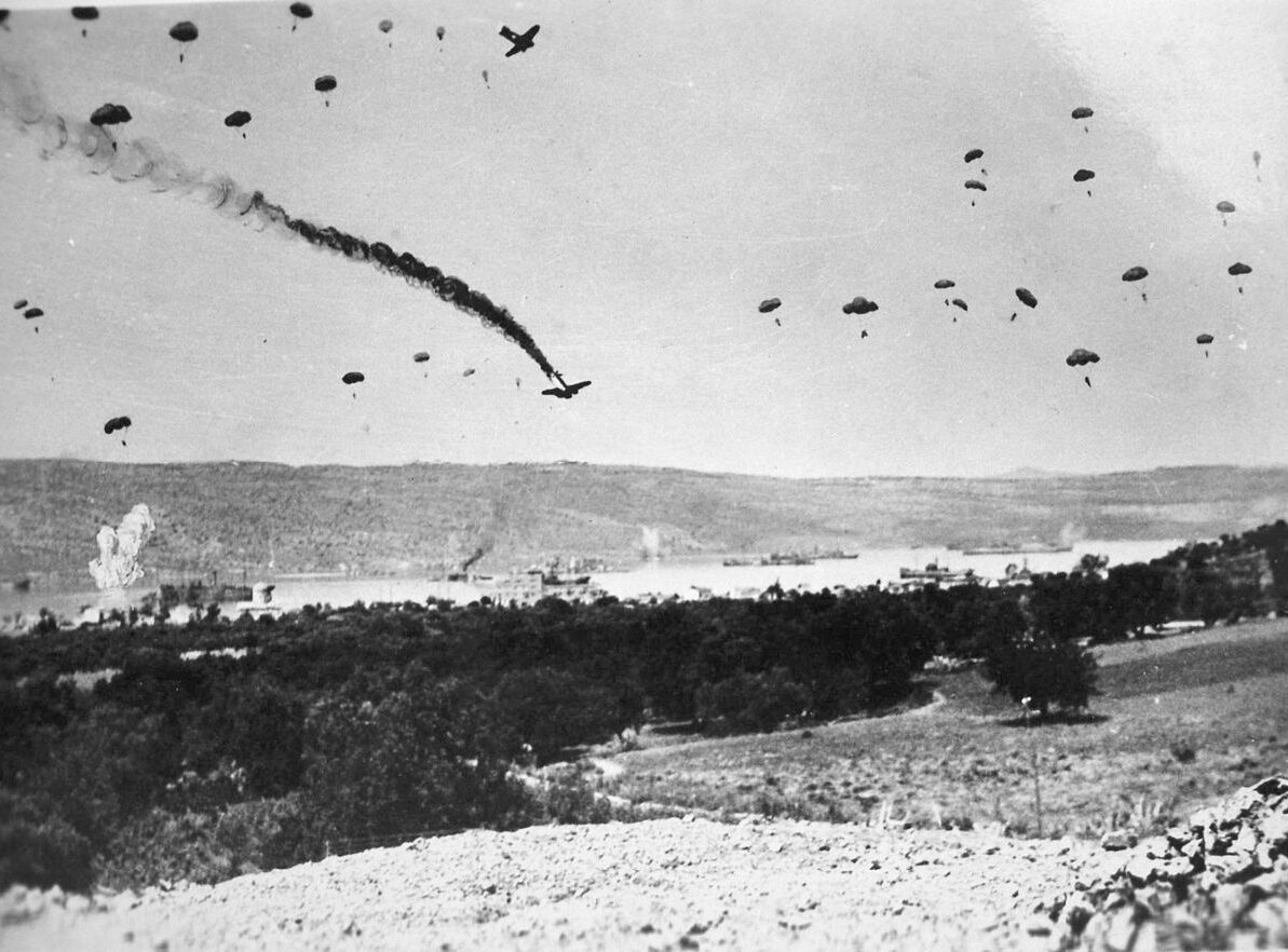 https://en.wikipedia.org/wiki/Battle_of_Crete#/media/File:Paratroopers_Crete_'41.JPG
