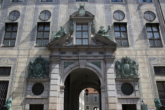 https://commons.wikimedia.org/wiki/Category:Exterior_of_Munich_Residence#/media/File:Residenz_-_M%C3%BCnchen_-_Fassadenausschnitt_-_Residenzstra%C3%9Fe_Westseite.jpg