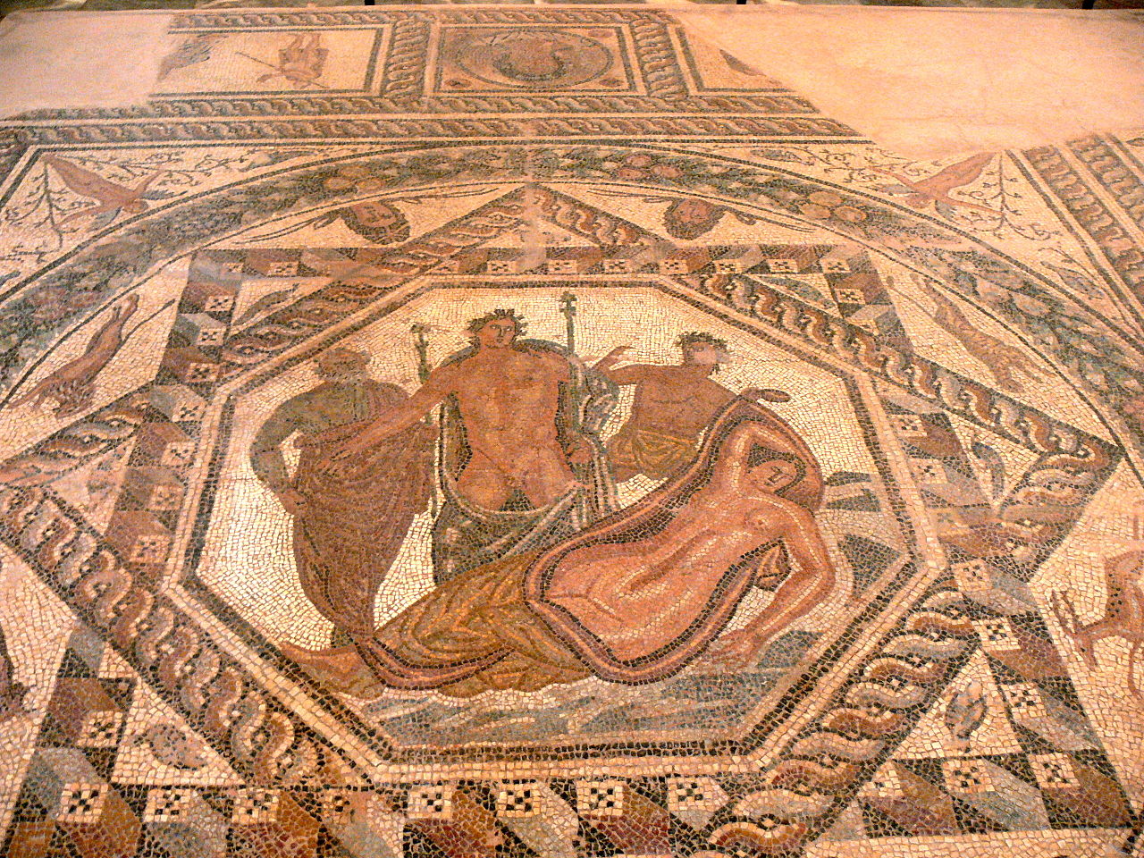 https://commons.wikimedia.org/wiki/Category:Ancient_Roman_art_in_the_Archaeological_Museum_(Chania)#/media/File:AMC_-_Mosaik_2.jpg