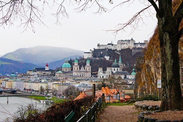 Spend a day in Salzburg https://pixabay.com/de/photos/%C3%B6sterreich-salzburg-europa-reisen-993833/