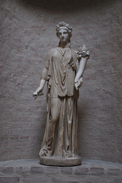 https://commons.wikimedia.org/wiki/Category:Statue_of_Artemis_(GL_227)#/media/File:Glyptothek_M%C3%BCnchen_473.JPG