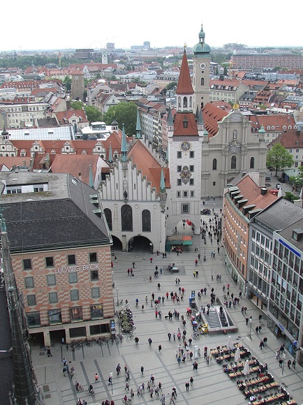 https://commons.wikimedia.org/wiki/Category:View_of_Altes_Rathaus_from_the_New_Town_Hall_Tower#/media/File:From_Tower_19-05-20_599.jpg