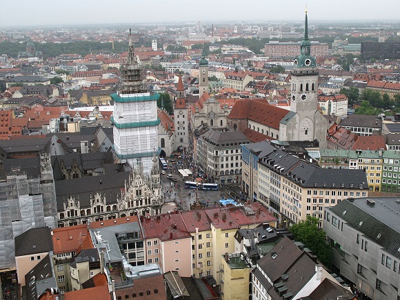 https://commons.wikimedia.org/wiki/Category:Views_from_Frauenkirche_(M%C3%BCnchen)#/media/File:2296_-_M%C3%BCnchen_-_Marienplatz_viewed_from_Frauenkirche.JPG