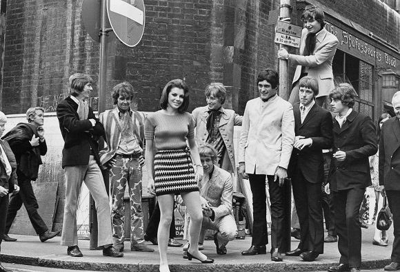 https://www.standard.co.uk/lifestyle/london-life/26-amazing-photos-of-carnaby-street-in-the-swinging-sixties-and-seventies-a3263291.html