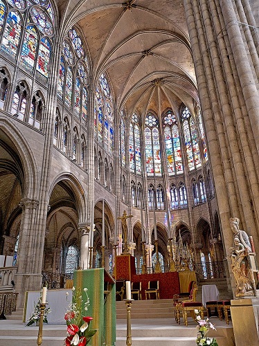 https://en.wikipedia.org/wiki/Basilica_of_Saint-Denis#/media/File:Coeur_de_la_Basilique_de_Saint-Senis.jpg